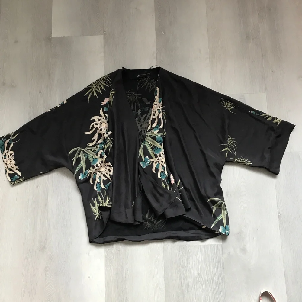 ZARA 100% SILK CARDIGAN BLACK FLORAL SATIN KIMONO OPEN JACKET WOMENS MEDIUM